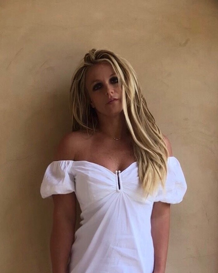 Η Britney το ρίχνει στη yoga για να αντιμετωπίσει την πανδημία