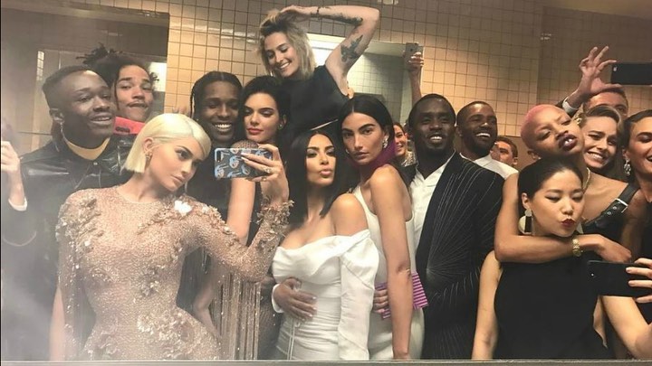 Πόσοι διάσημοι μπορούν να μαζευτούν σε μια selfie;