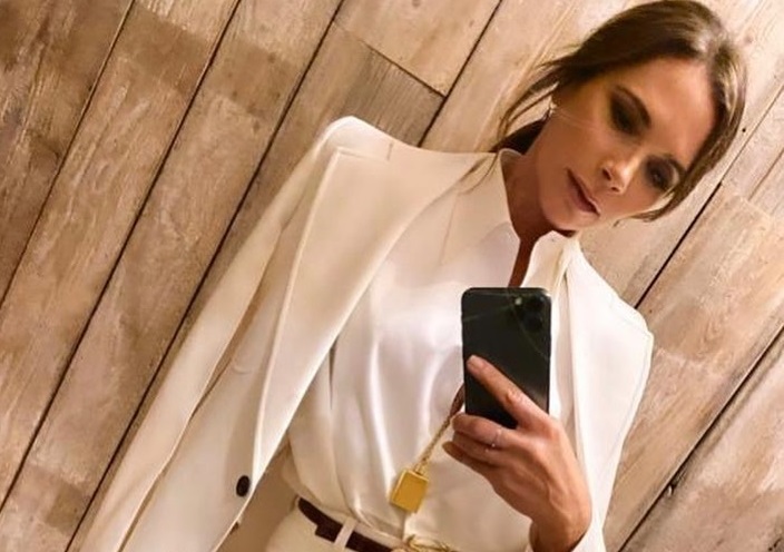 H Victoria Beckham έχει επέτειο γάμου και κάνει… γκάλοπ μέσω Instagram για το τι να φορέσει!