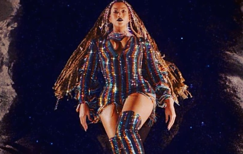 Beyoncé: Στο νέο της album “Black is King” φωτογραφίζεται με δημιουργία του Βρεττού Βρεττάκου