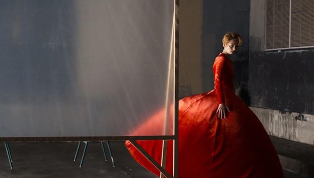 Human Voice: Στη νέα ταινία του Αλμοδόβαρ πρωταγωνιστής είναι ένα κόκκινο -Balenciaga- φόρεμα!
