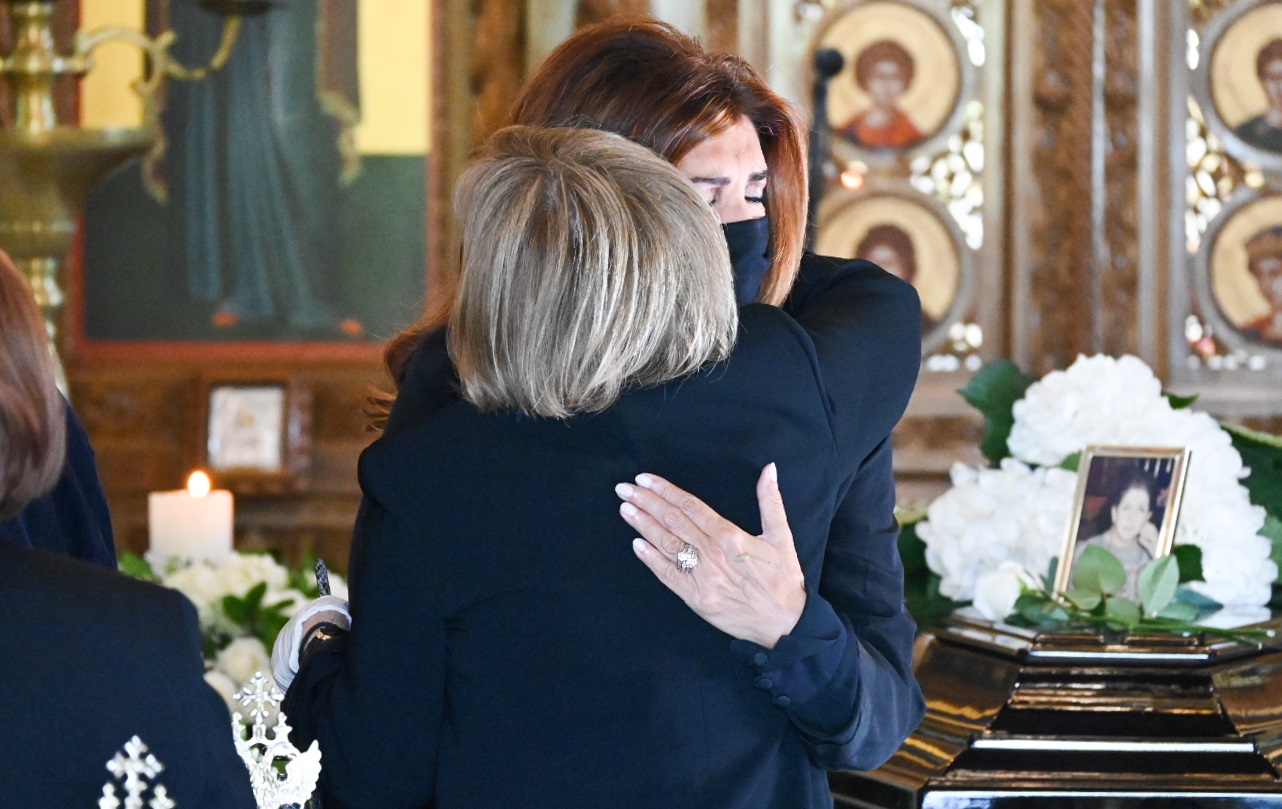 Μιμή Ντενίση: Συντετριμμένη στην κηδεία της μητέρας της