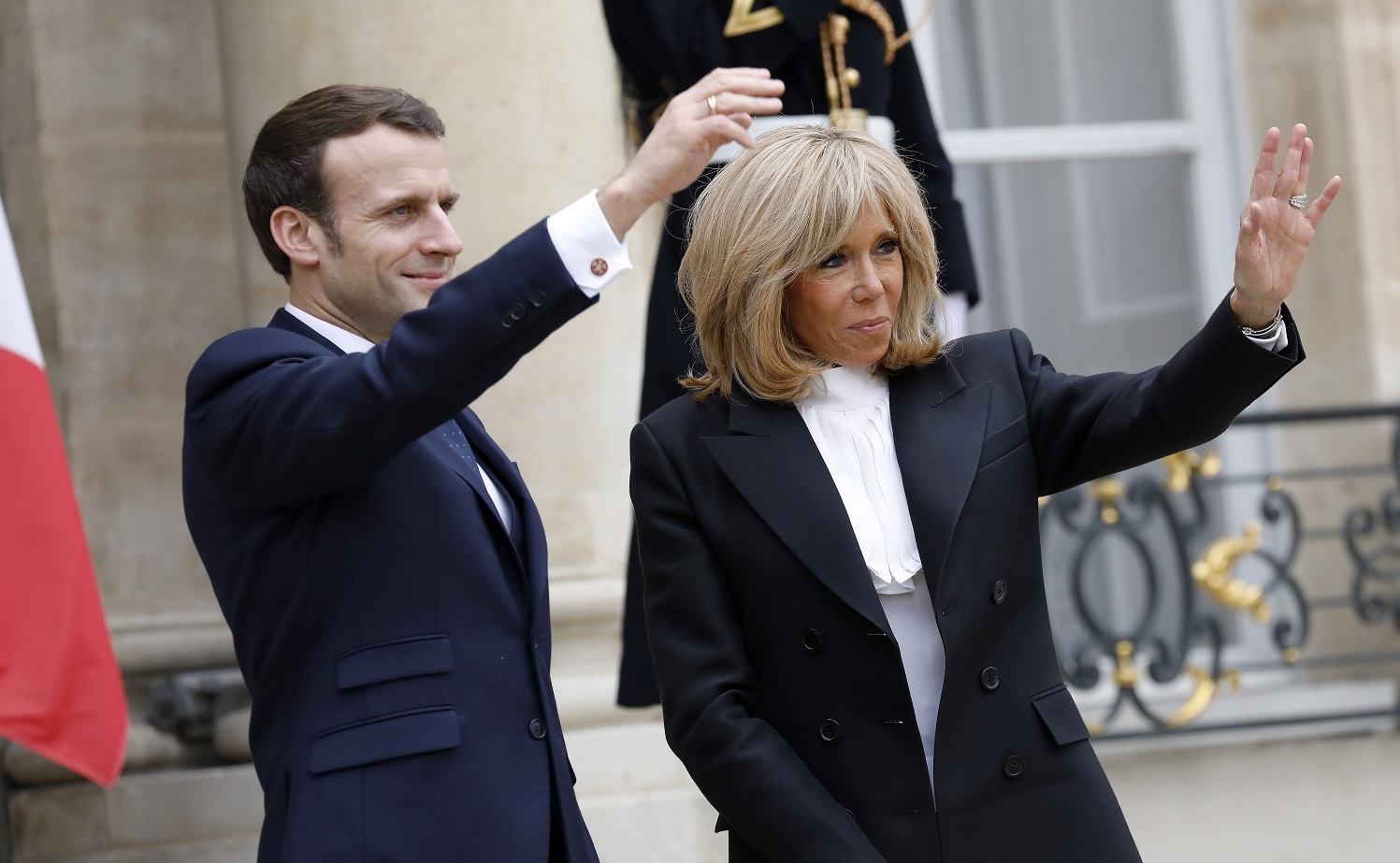 Emmanuel Macron: Το αναπάντεχα τρυφερό στιγμιότυπο με τη σύζυγό του στο αεροπλάνο