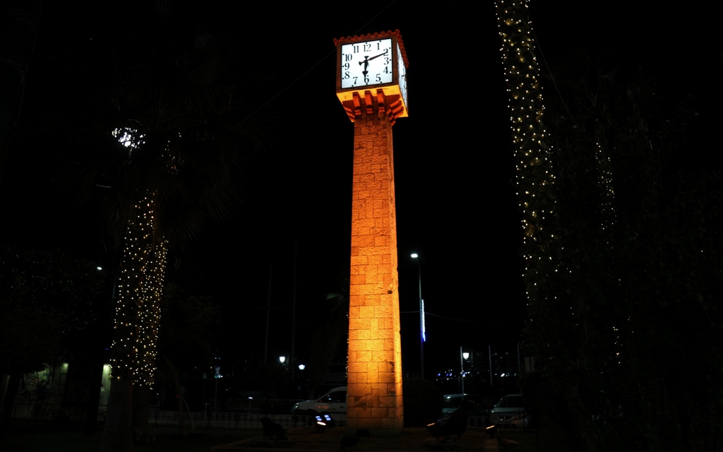 Το Πέτρινο Ρολόι στο Πασαλιμάνι φωτίστηκε πορτοκαλί σε μια συμβολική δράση για την καταπολέμηση της ενδοοικογενειακής βίας
