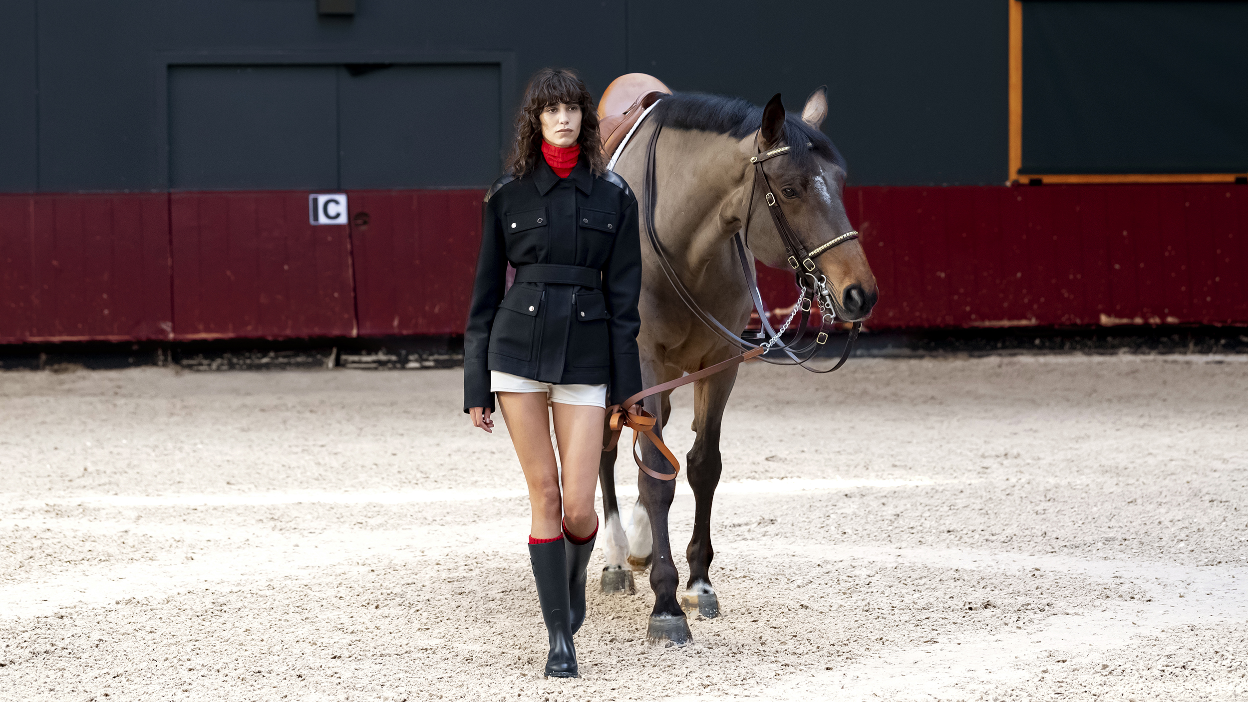 Το εμβληματικό άλογο αγώνων της Longchamp στην Εβδομάδα Μόδας του Παρισιού