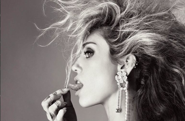 Η Miley Cyrus κλείνει το μάτι στους haters στο εξώφυλλο της βρετανικής Vogue
