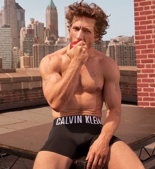 Ο Jeremy Allen White ο πρωταγωνιστής της σειράς “The Bear” είναι το πρόσωπο στην καμπάνια της Calvin Klein για την Άνοιξη 2024