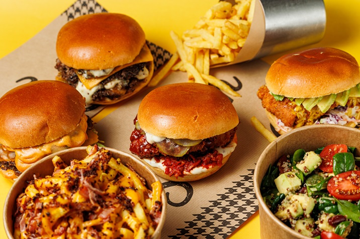 Smash n Bun : Κλείνει τρία χρόνια παρουσίας στην πόλη και το γιορτάζει με τρία signature burgers από βραβευμένους σεφ.
