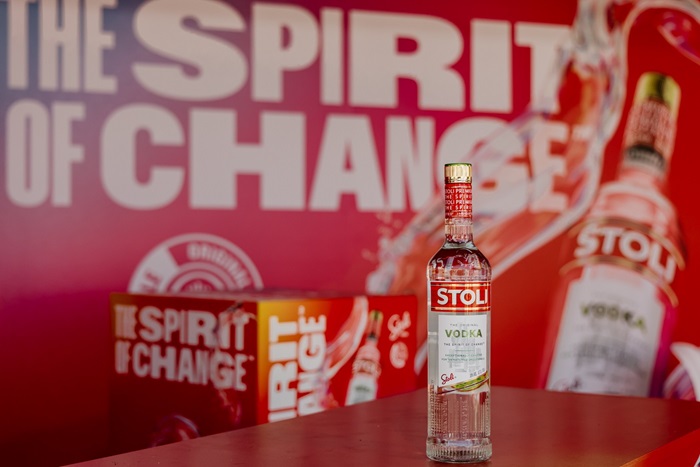 Η νέα φιάλη της Stoli Vodka μας συστήνεται με τον πιο εντυπωσιακό τρόπο και μας καλεί να ανακαλύψουμε το δικό μας Spirit of Change
