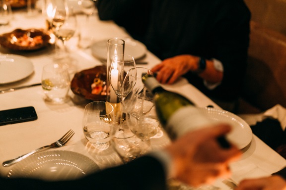 Spin the Bottle: Το νέο oινικό dinner του εστιατορίου VEZENÉ καλωσορίζει τον οινοποιό Απόστολο Θυμιόπουλο