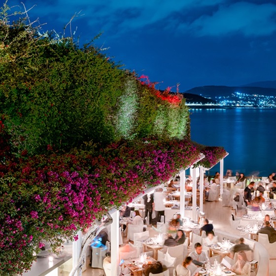 Το εμβληματικό Island club restaurant που έκανε την Αθηναϊκή Ριβιέρα διεθνή προορισμό υποδέχεται το καλοκαίρι στις 9 Μαΐου