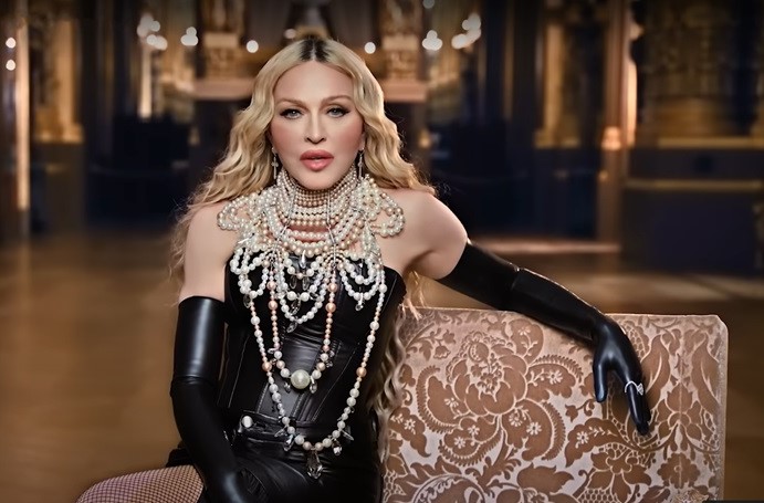 Τα κοσμήματα της Madonna έρχονται από τους On Aura Tout Vu στην Πάρο