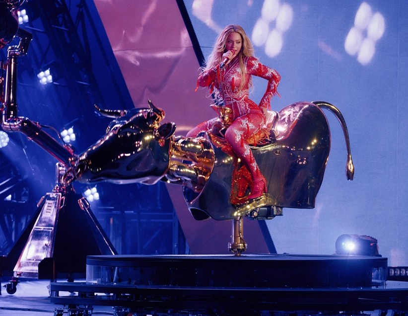 Beyoncé Cowboy Carter Tour: Το εκθαμβωτικό Moschino κορμάκι με 250.000 Swarovski που έγινε viral