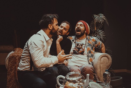 «Ο Ημιυπαίθριος»: Η παράσταση-φαινόμενο που συνεχίζει να συναρπάζει στο θέατρο Coronet