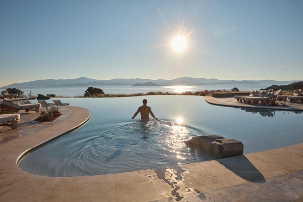 VIONE Paros 2026: Η SWOT Hospitality αναλαμβάνει και φέρνει νέα εποχή luxury φιλοξενίας και fine dining στις Κυκλάδες