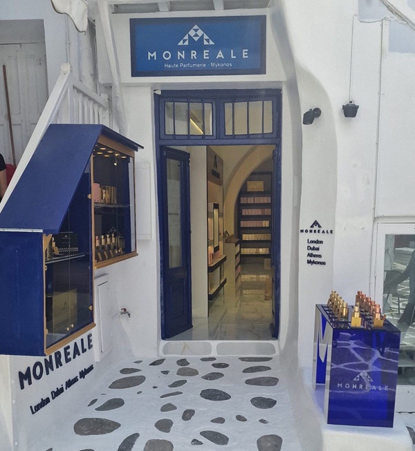 Monreale στη Μύκονο: Το luxury perfume brand επιστρέφει στο πιο κοσμοπολίτικο σημείο του νησιού