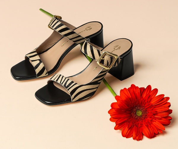 Τα Νέα Zebra Ponyskin Mules της MOURTZI Απογειώνουν τις Γυναικείες Εμφανίσεις